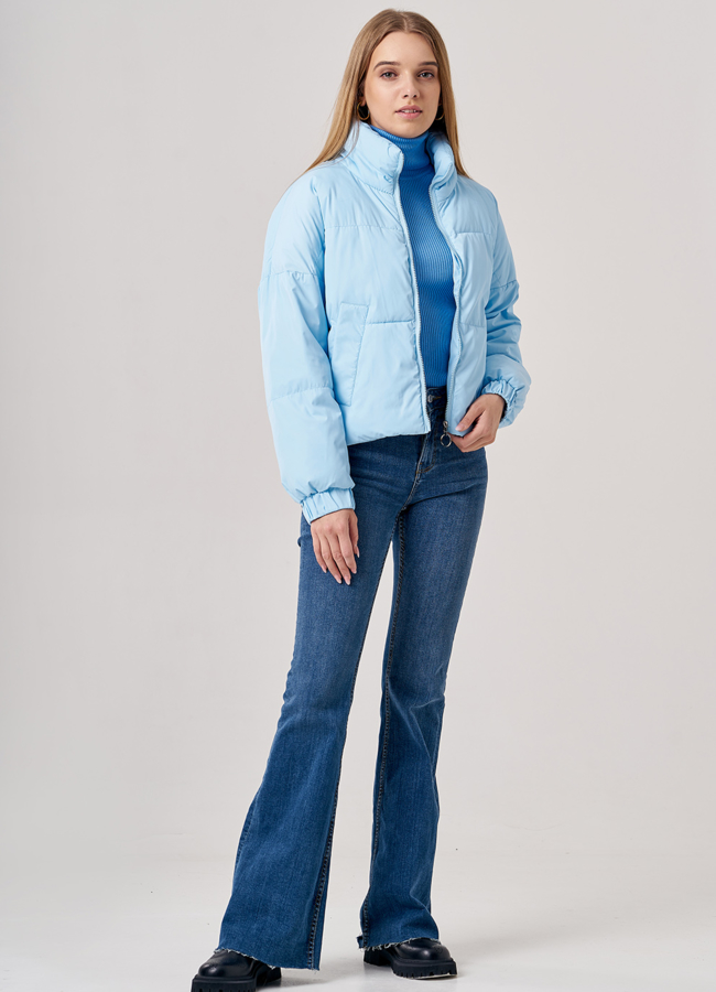 фото Укороченная женская куртка голубого цвета модель № 8211