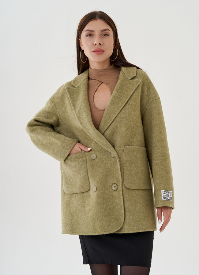 Укороченное двубортное пальто в зеленом цвете модель № 81427 меха малина