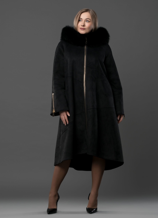 Дубленка черного цвета расклешенная на молнии с капюшоном, отделка песец модель № 019 меха малина