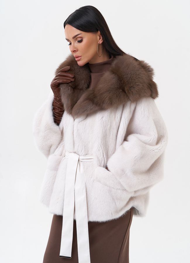 Короткая норковая шуба с капюшоном из меха куницы модель № 29263 меха малина