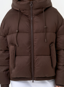Женский короткий пуховик коричневого цвета