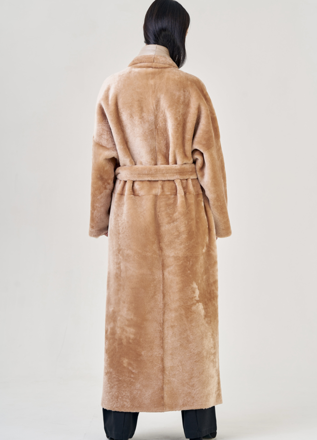 Двухсторонняя женская дубленка бежевого цвета  модель № 23246 универмаг малина