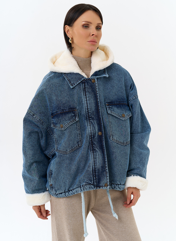 Женская утепленная джинсовая куртка с отделкой из эко меха