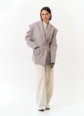 Женское укороченное пальто с акцентными плечами