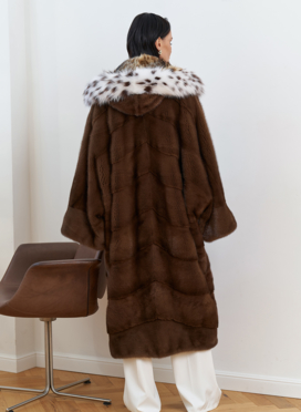 Женская шуба из меха норки с капюшоном из меха рыси