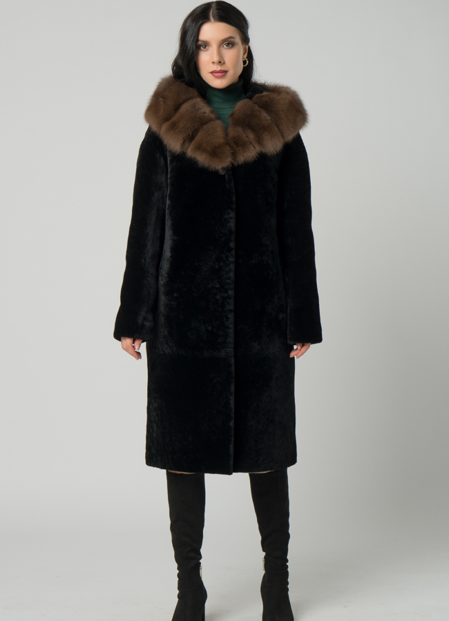 фото Шуба из овчины с капюшоном с отделкой из куницы модель № 21983