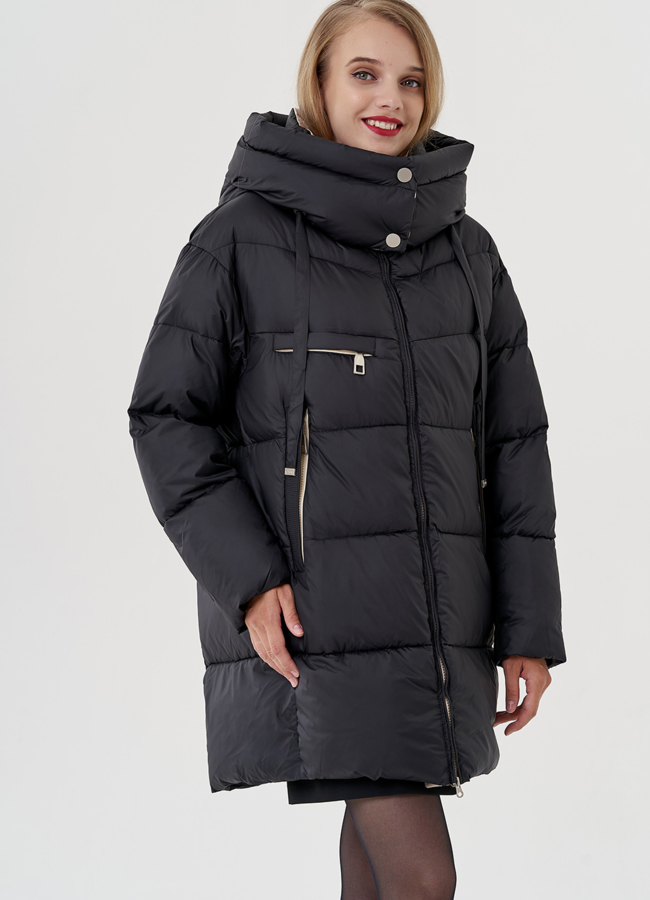 Женский пуховик с капюшоном черного цвета  модель № 82047 меха малина