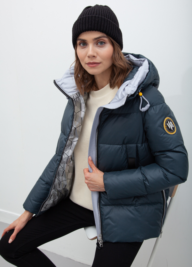 Укороченный женский пуховик зеленого цвета модель № 21032 меха малина