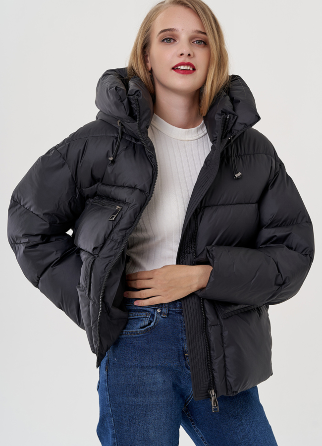 Женская куртка с капюшоном черного цвета  модель № 82039 в рассрочку