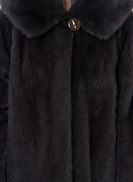 Женская шуба из норки силуэта баллон с капюшоном