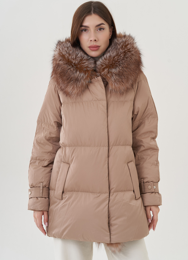 Женский зимний пуховик бежевого цвета модель № 25726 меха малина