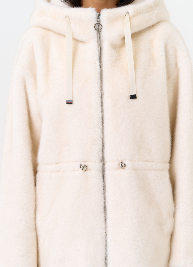 Женская светлая куртка из эко меха с капюшоном модель № 31231 универмаг малина Женская светлая куртка из эко меха с капюшоном модель № 31231 универмаг малина