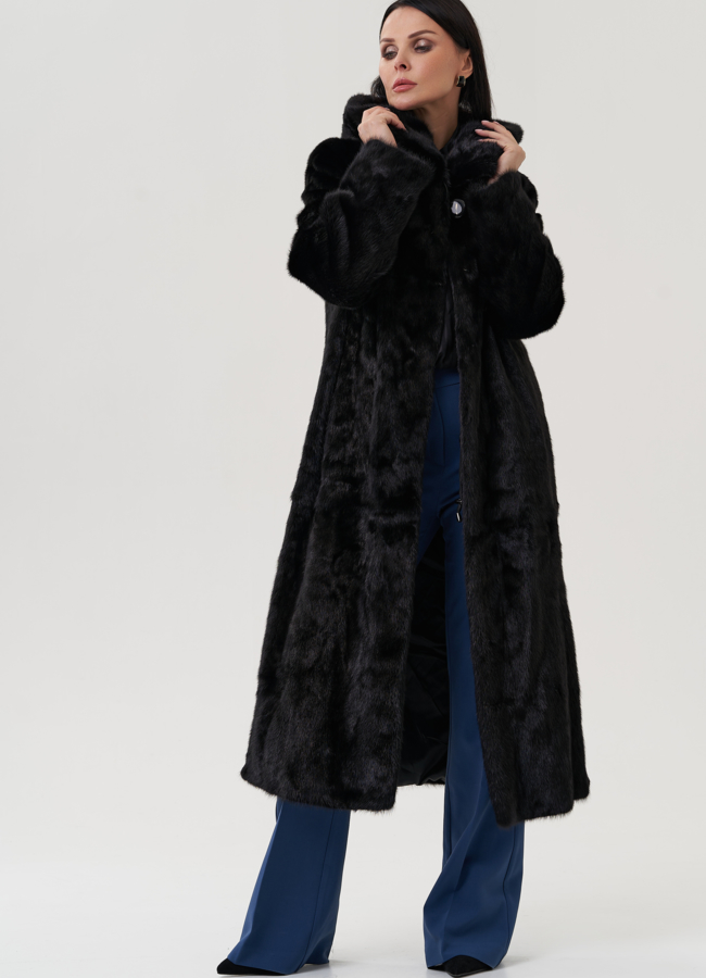 Шуба черного цвета с капюшоном модель № 25476 меха малина