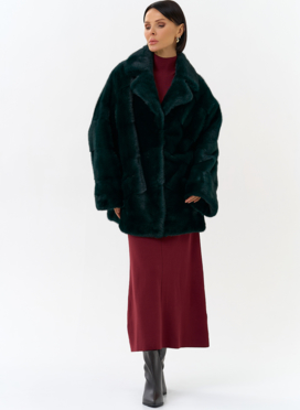 Шуба из меха норки с английским воротником в зеленом цвете