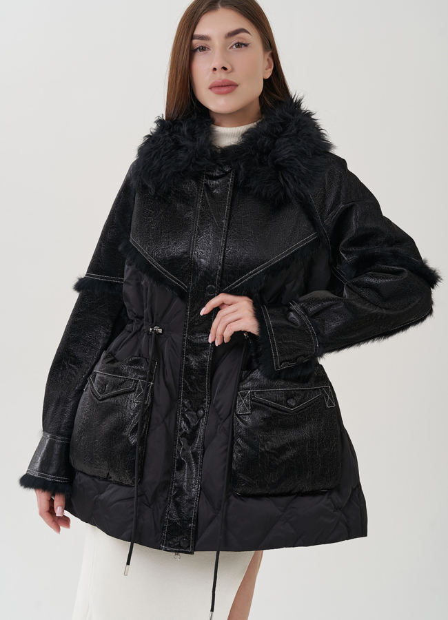 Полупальто черного цвета с мехом кролика  модель № 82201 в кредит