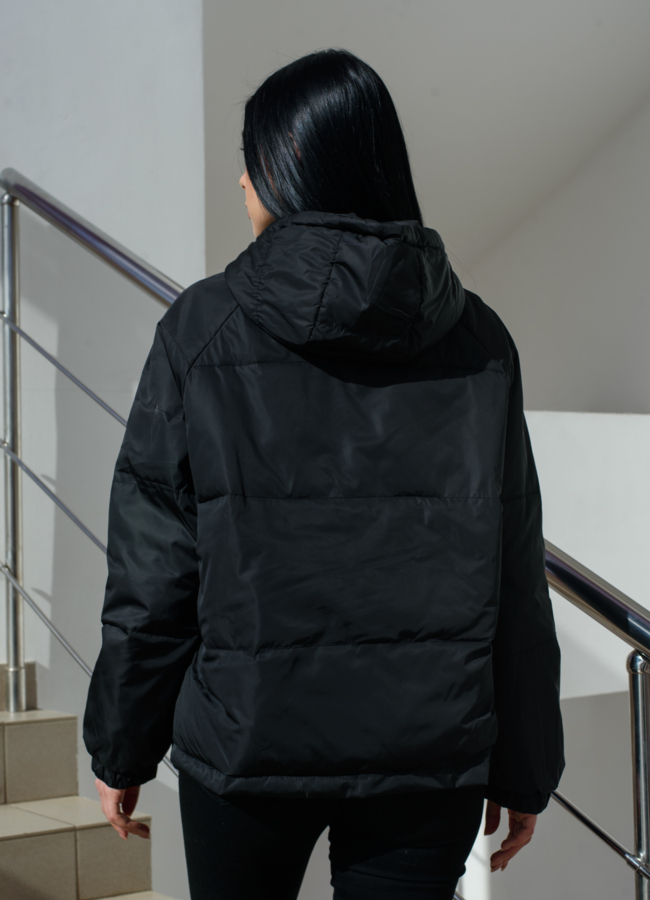 Женская куртка черного цвета с капюшоном модель № 22589 в рассрочку