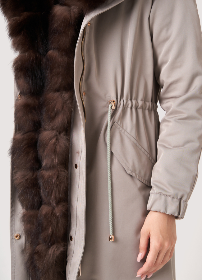 Парка бежевого цвета с отделкой из песца модель № 18066 универмаг малина