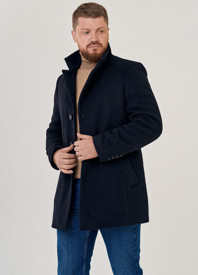 Утепленное мужское пальто в черном цвете модель № 23214 меха малина