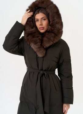 Женский пуховик с капюшоном из меха песца