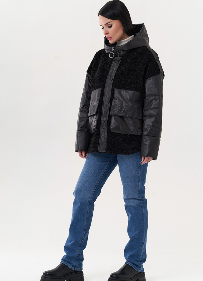 Женская куртка с капюшоном в черном цвете модель № 26615 в рассрочку