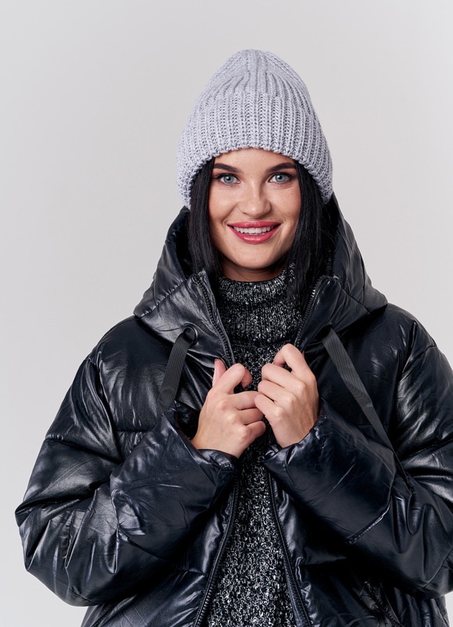 Шапка женская серого цвета модель № 21740 меха малина