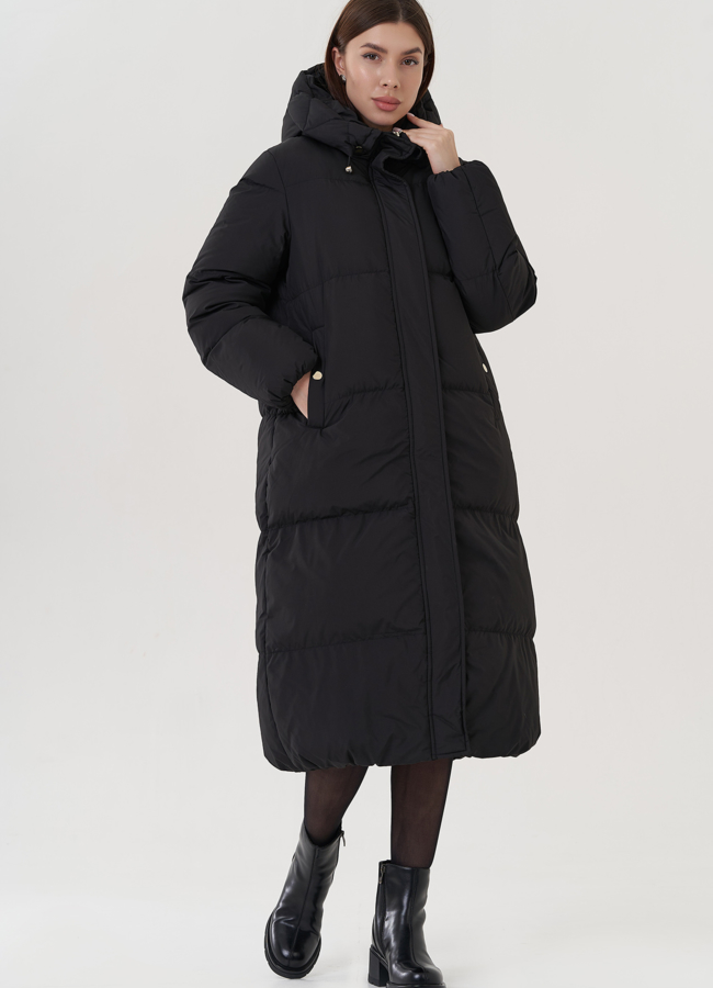 Женский пуховик с капюшоном черного цвета  модель № 25085 меха малина