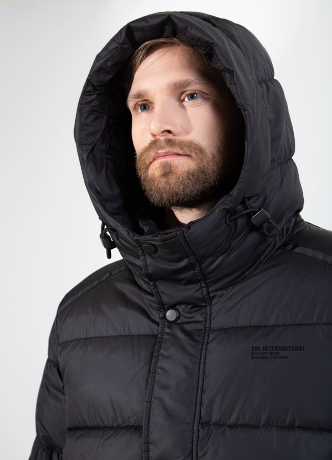 Мужской пуховик черного цвета с капюшоном  модель № 25906 универмаг малина