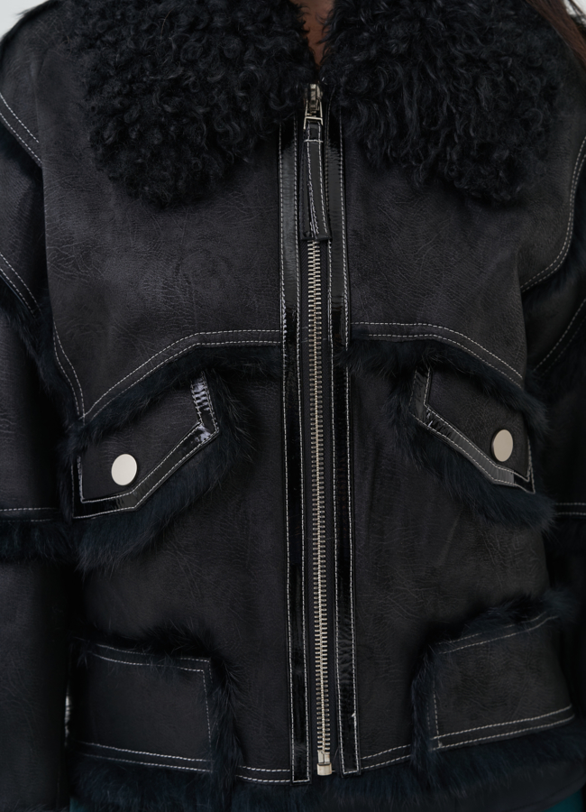 Куртка черного цвета с отложным воротником модель № 25548 в рассрочку