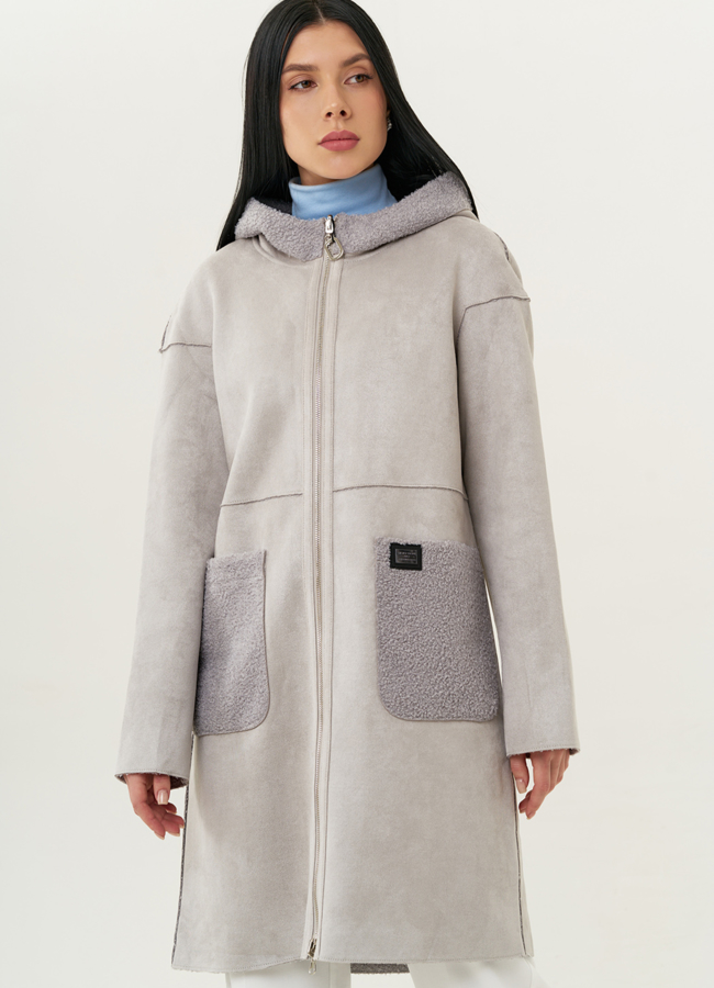 Женское двустороннее полупальто из эко замши светло-серого цвета модель № 22289 меха малина