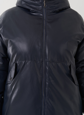 Женский пуховик синего цвета из эко кожи