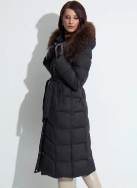 Женский пуховик с мехом енота на капюшоне фото