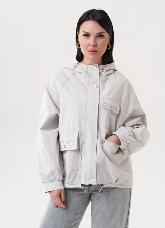 Светлая ветровка с капюшоном модель № 27260 меха малина