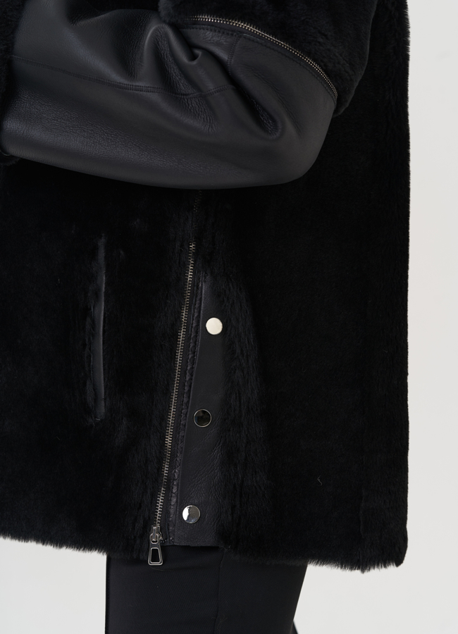 Женская дубленка черного цвета с капюшоном  модель № 25912 универмаг малина