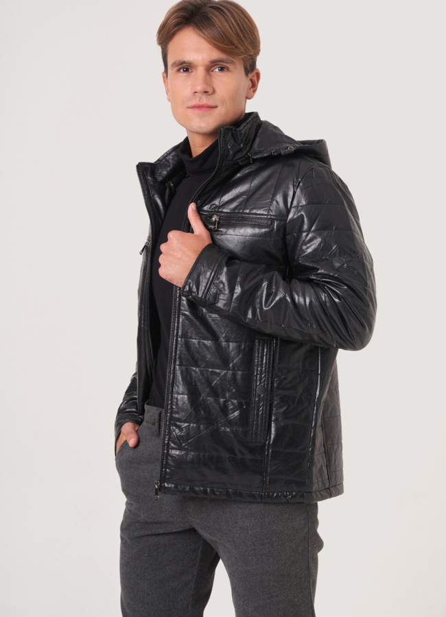 Черная кожаная куртка на молнии с капюшоном  модель № 789 меха малина