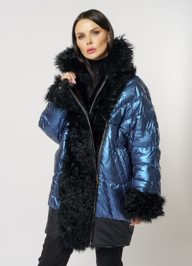 Двусторонний пуховик oversize с отделкой из козлика  модель № 221 универмаг малина