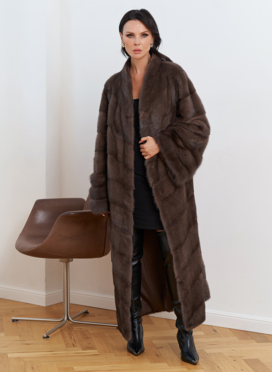 Женская длинная шуба с отделкой из меха куницы