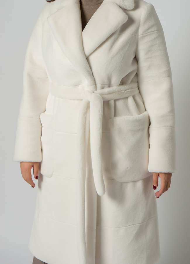 Пальто из эко меха в белом цвете модель № 21126 универмаг малина