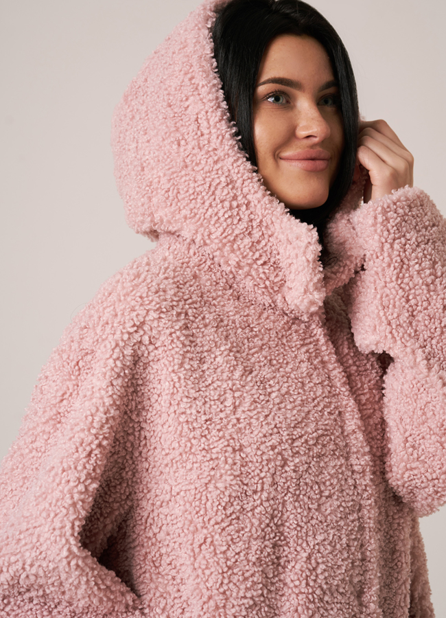 Шуба из овечьей шерсти розового цвета с капюшоном модель № 23243 в кредит