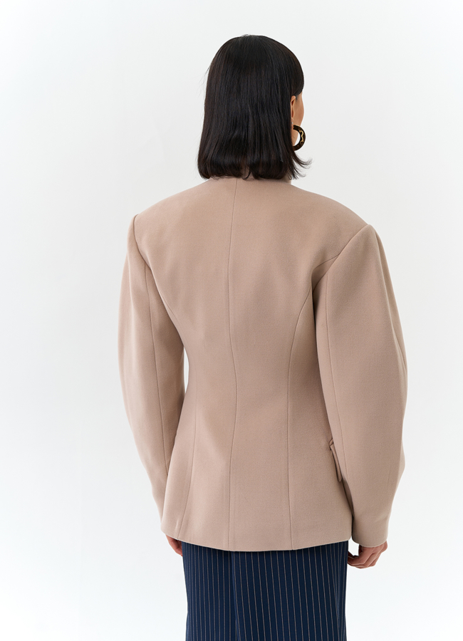 фото Женское укороченное пальто с акцентными рукавами модель № 32779