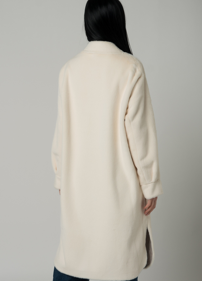 Женское пальто-рубашка белого цвета модель № 22436 в кредит