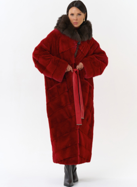 Красная норковая шуба с капюшоном из меха куницы