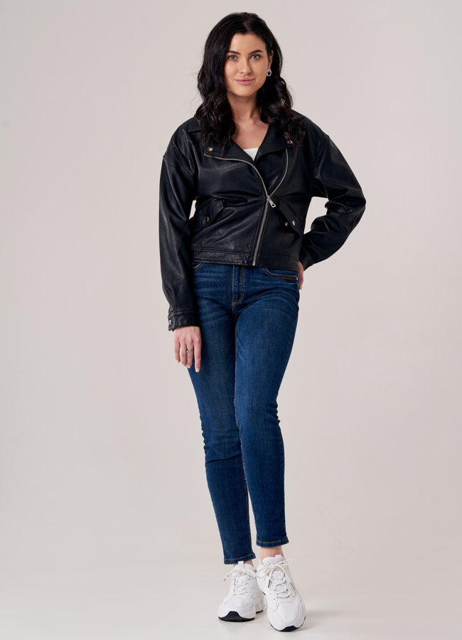 Женская куртка из эко кожи черного цвета модель № 20741 в кредит