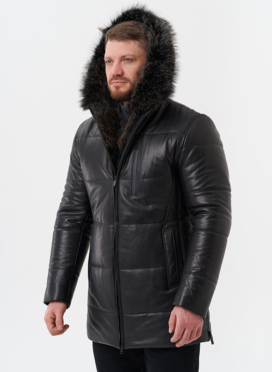 Пуховик из натуральной кожи с отделкой из меха енота