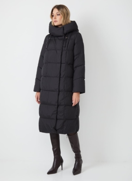 Женский пуховик черного цвета с капюшоном