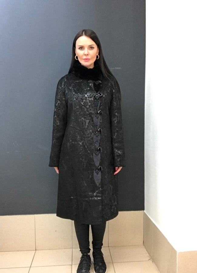 Плащ женский черного цвета модель № 222110 меха малина