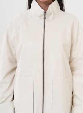 Удлиненная куртка из натуральной кожи белого цвета Удлиненная куртка из натуральной кожи белого цвета