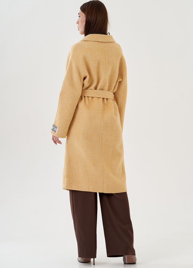 Удлиненное женское пальто в желтом цвете с поясом модель № 81424 в кредит