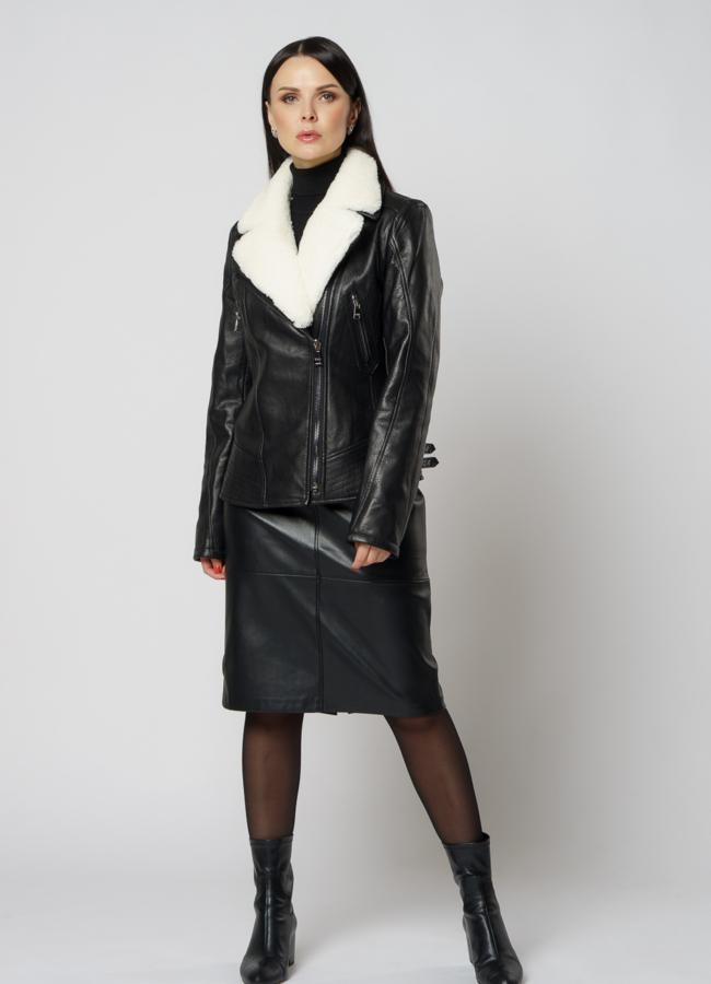 фото Утепленная кожаная куртка черного цвета модель № 20008