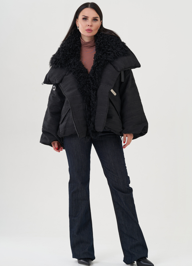 Куртка черного цвета с отделкой из овчины модель № 24933 меха малина