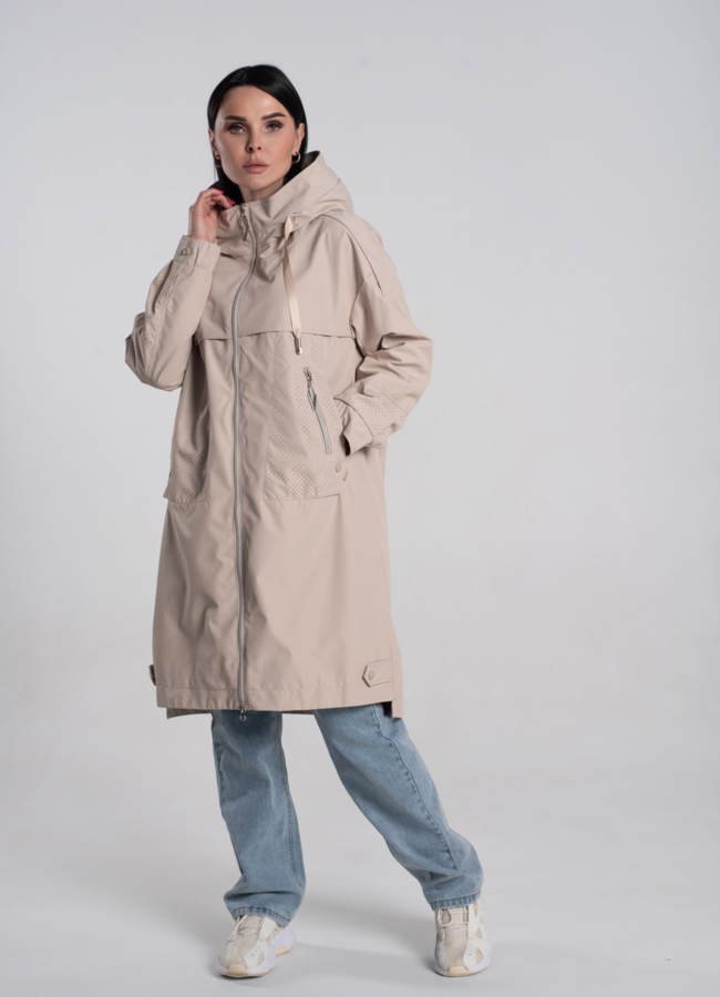 Плащ женский бежевого цвета  модель № 24480 меха малина